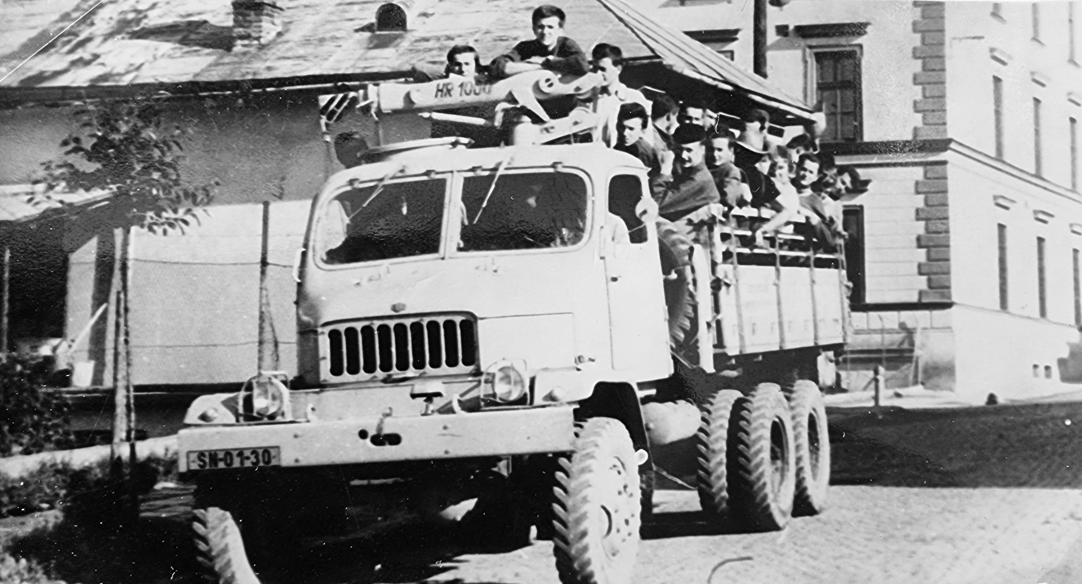 Nákladné auto s brigádnikmi pripravené pred kasárňou